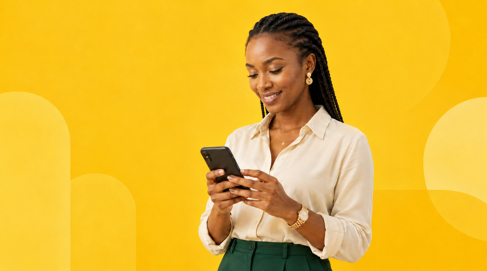 Une lectrice consulte son téléphone